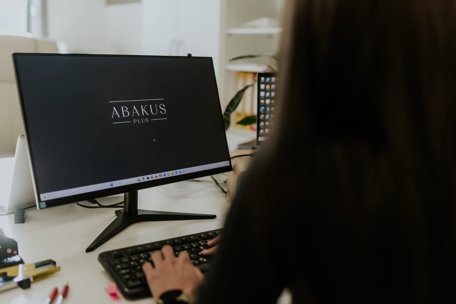 Radno mjesto u uredu Abakus Plusa, na monitoru logotip Abakus Plus